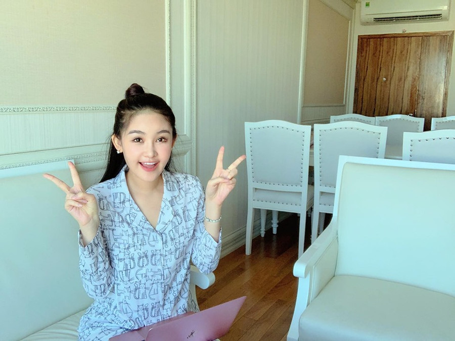 Chân dài Lê Thúy tất bật phơi thóc, rửa bát dịp lễ 30/4 ảnh 7 Chân dài Lê Thúy tất bật phơi thóc, rửa bát cho gia đình dịp lễ-7