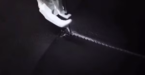 Cận cảnh quy trình kỳ công tạo ra chiếc túi Dior khiến hàng triệu quý cô điên đảo ảnh 2 Sau khi cắt xong sẽ chuyển sang công đoạn may.