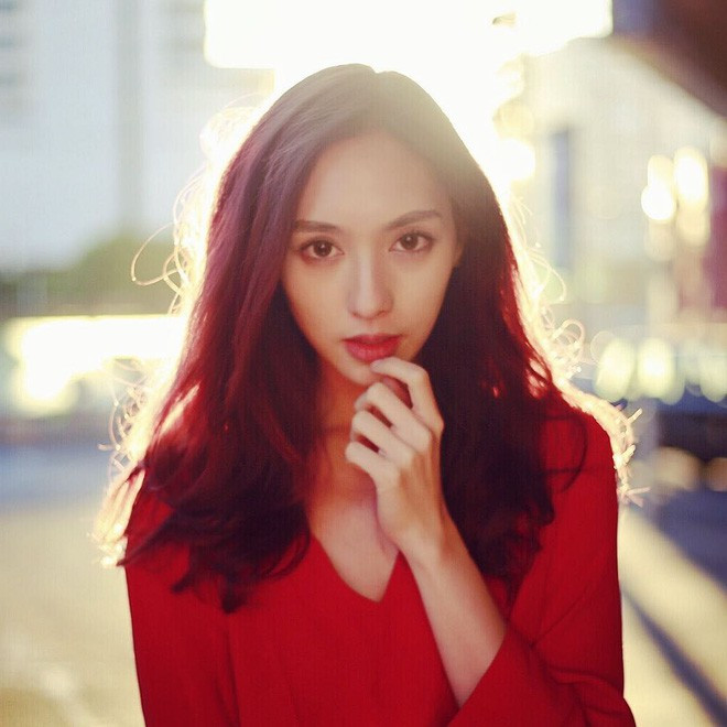 Ngỡ ngàng danh tính của cô gái xinh đẹp được chụp lén trên tàu ảnh 3