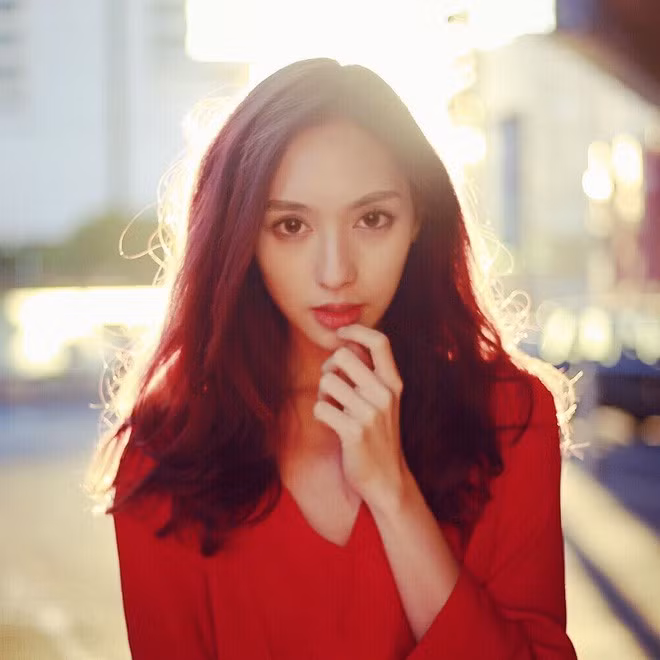 Ngỡ ngàng danh tính của cô gái xinh đẹp được chụp lén trên tàu ảnh 3