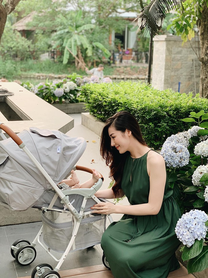 Á Hậu Tú Anh đưa con đi dạo cũng sang chảnh và xinh đẹp hết cỡ