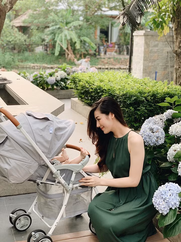Á Hậu Tú Anh đưa con đi dạo cũng sang chảnh và xinh đẹp hết cỡ