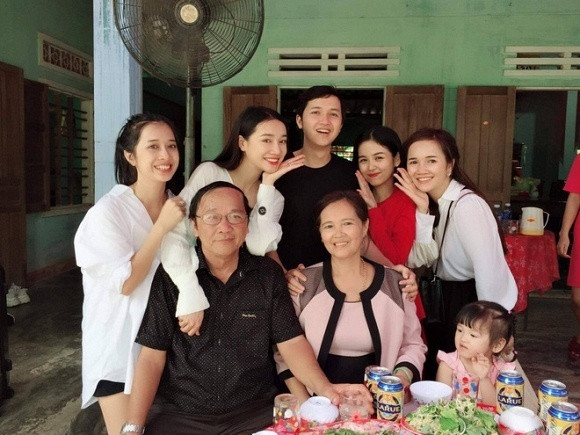 Nhã Phương khoe ảnh “nhà có 4 nàng tiên” xinh hết nấc ảnh 3 Nhã Phương khoe ảnh “nhà có 4 nàng tiên” xinh hết nấc ảnh 3