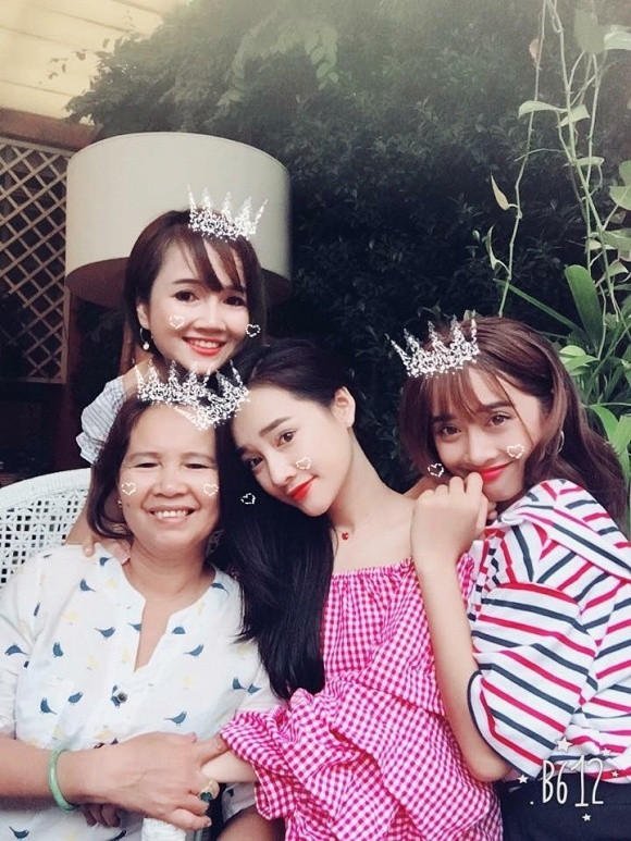 Nhã Phương khoe ảnh “nhà có 4 nàng tiên” xinh hết nấc ảnh 2 Nhã Phương khoe ảnh “nhà có 4 nàng tiên” xinh hết nấc ảnh 2