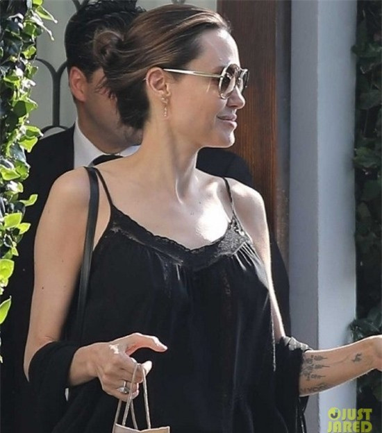 Xuất hiện sau khi đổi họ trở về tên thời con gái, Angelina Jolie tăng cân thấy rõ, rạng rỡ xuống phố - Ảnh 1. Xuất hiện sau khi đổi họ trở về tên thời con gái, Angelina Jolie tăng cân thấy rõ, rạng rỡ xuống phố - Ảnh 1.