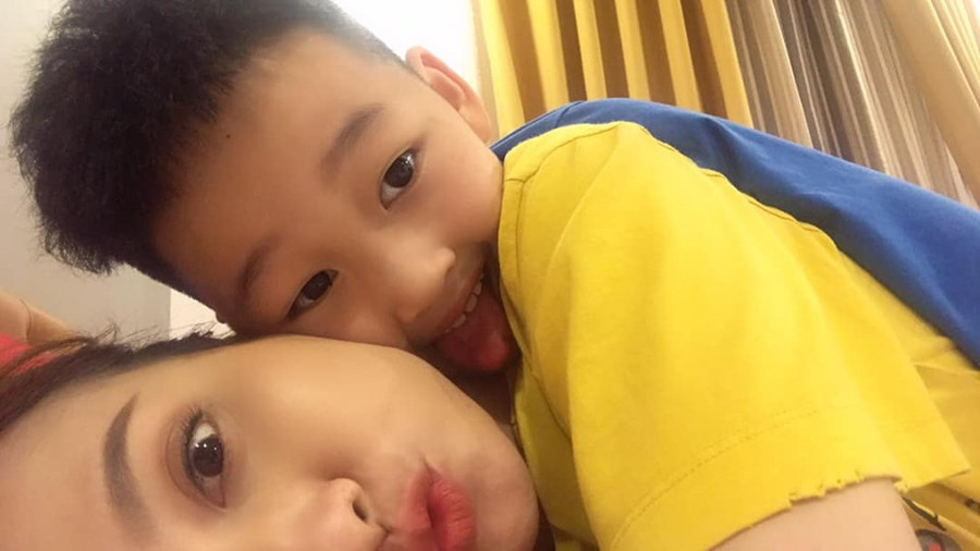 Chân dài Lê Thúy tất bật phơi thóc, rửa bát dịp lễ 30/4 ảnh 6 Chân dài Lê Thúy tất bật phơi thóc, rửa bát cho gia đình dịp lễ-6