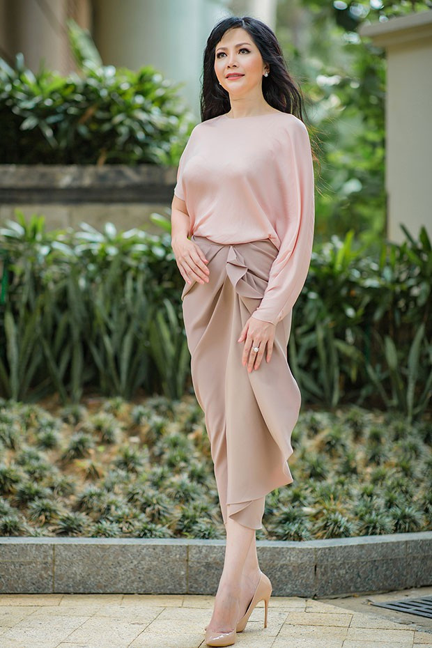 Hoa hậu Thiên Nga: Tiểu thư cành vàng 2 lần đăng quang Hoa hậu, lấy chồng Giáo sư đại học Mỹ nhưng phải chịu nhiều bất hạnh nghiệt ngã - Ảnh 6. Hoa hậu Thiên Nga: Tiểu thư cành vàng 2 lần đăng quang Hoa hậu, lấy chồng Giáo sư đại học Mỹ nhưng phải chịu nhiều bất hạnh nghiệt ngã - Ảnh 6.