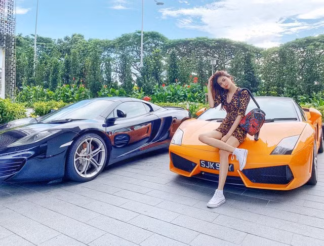 Cô ăn vận cá tính trước siêu xe đắt đỏ trong chuyến du lịch Singapore cùng ông xã. 