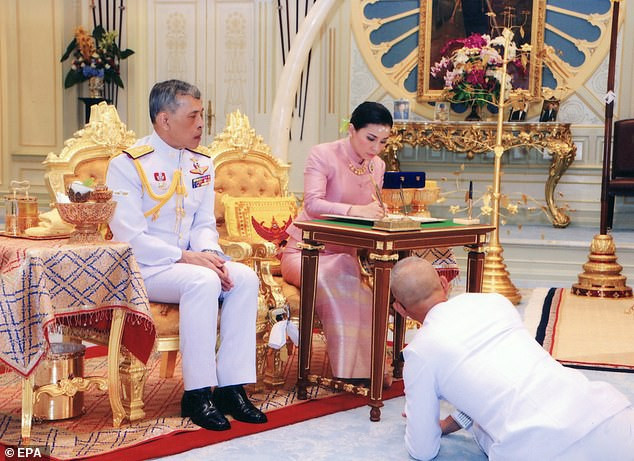 Đây là lý do vì sao trong buổi lễ sắc phong, tân Hoàng hậu Thái Lan phải quỳ rạp dưới chân chồng như thế này - Ảnh 6. Đây là lý do vì sao trong buổi lễ sắc phong, tân Hoàng hậu Thái Lan phải quỳ rạp dưới chân chồng như thế này - Ảnh 6.