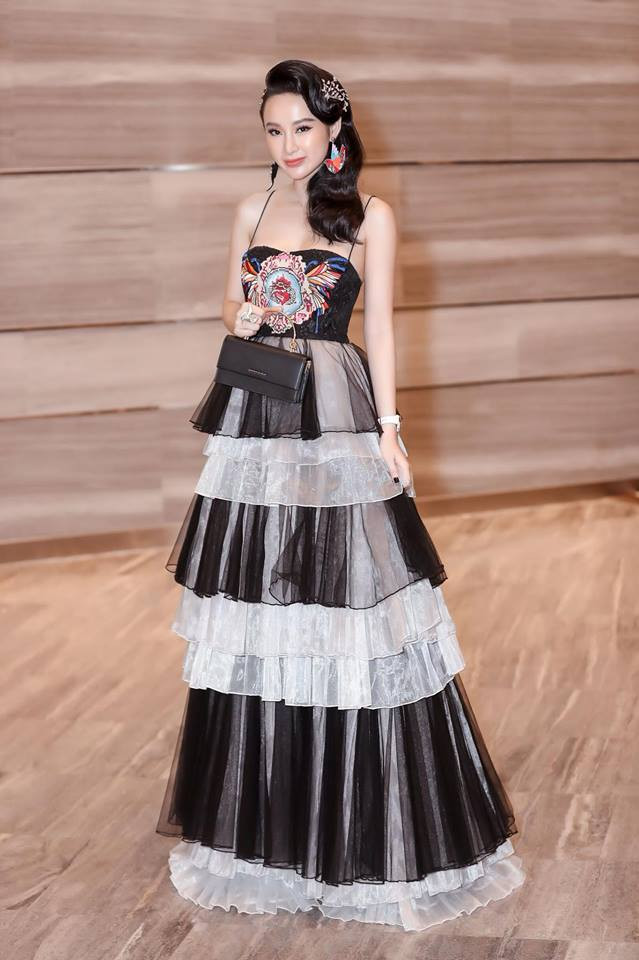 Angela Phương Trinh lộ ảnh gầy gò đến mức báo động sau thời gian dài tạm trốn showbiz Angela Phương Trinh lộ ảnh gầy gò đến mức báo động sau thời gian dài tạm trốn showbiz