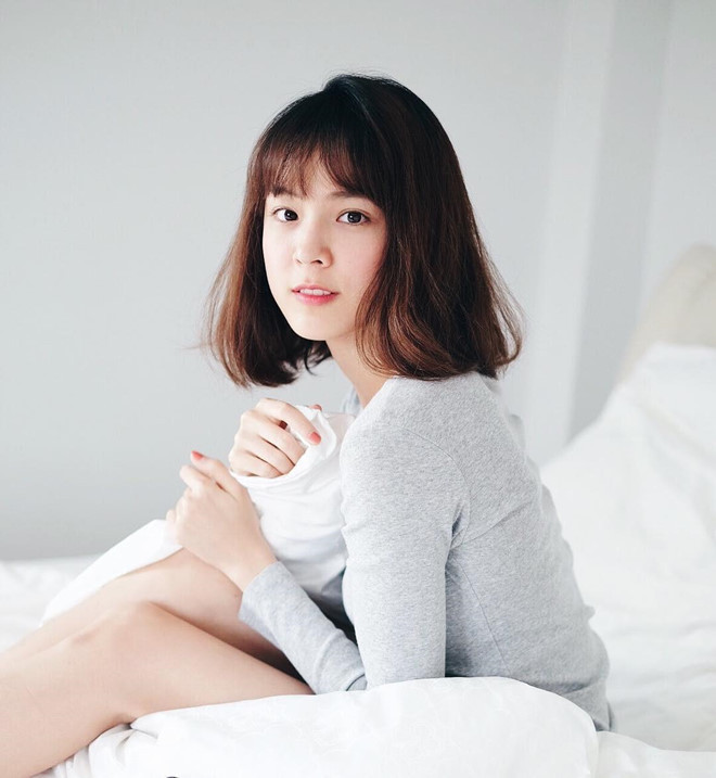 Trong khi đó, bạn gái của Dan là Pattie Ungsumalin Sirapatsakmetha (sinh năm 1991) từng là gương mặt hot girl nổi tiếng tại nước này bởi ngoại hình nhỏ nhắn, đôi mắt "cười" cùng gương mặt "không tuổi". Cô cũng từng là một trong những người mẫu tuổi teen đắt giá nhất tại Thái Lan năm 2017. Chuyen tinh 10 nam ngot ngao cua cap doi