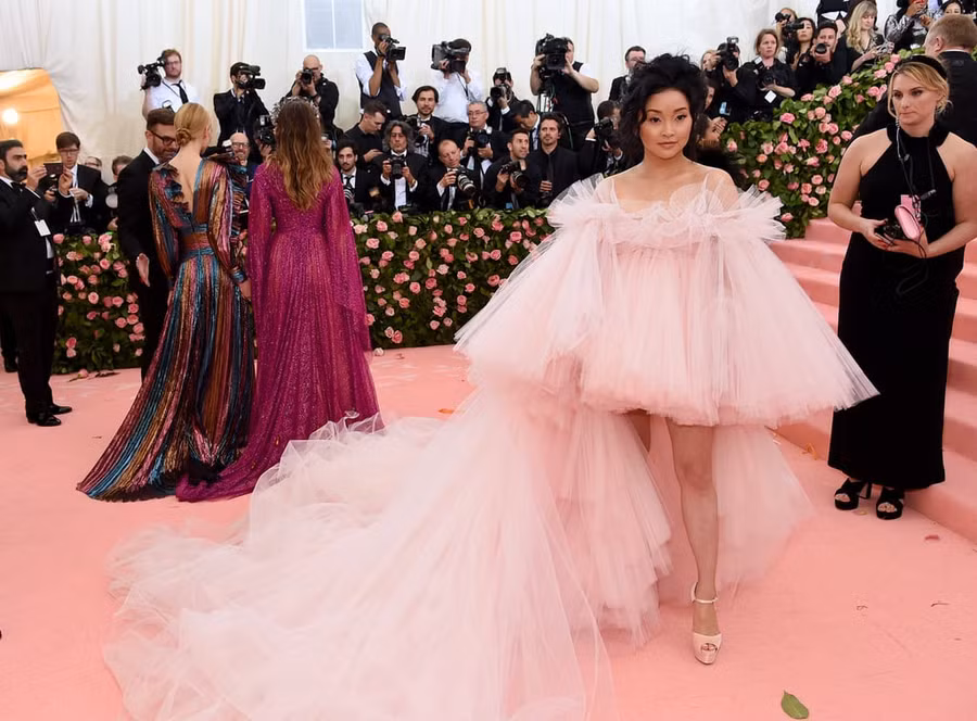 Lần đầu dự Met Gala, cô gái mồ côi gốc Việt tỏa sáng như viên kẹo ngọt 