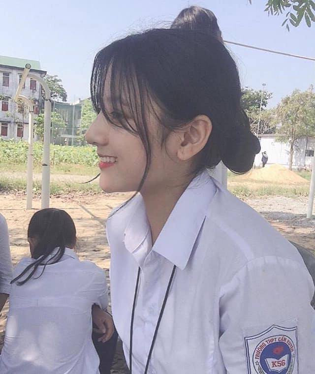 Xuất hiện hot girl sở hữu nhan sắc giống hệt Địch Lệ Nhiệt Ba, anh em ráo riết xin làm quen cấp tốc