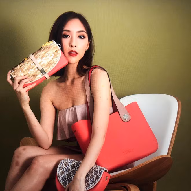 Ngỡ ngàng danh tính của cô gái xinh đẹp được chụp lén trên tàu ảnh 12