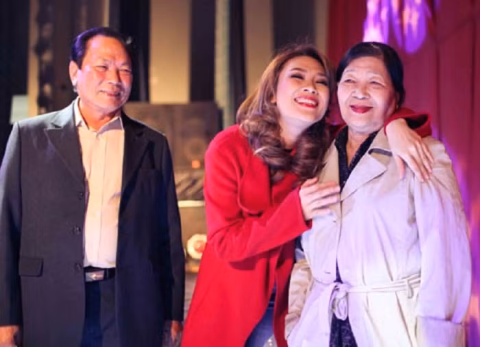 Mẹ Mỹ Tâm từng là hoa khôi huyện, dạy con "thành đạt phải khiêm nhường" ảnh 1 Me My Tam: Duoc coi la hoa khoi huyen, day con