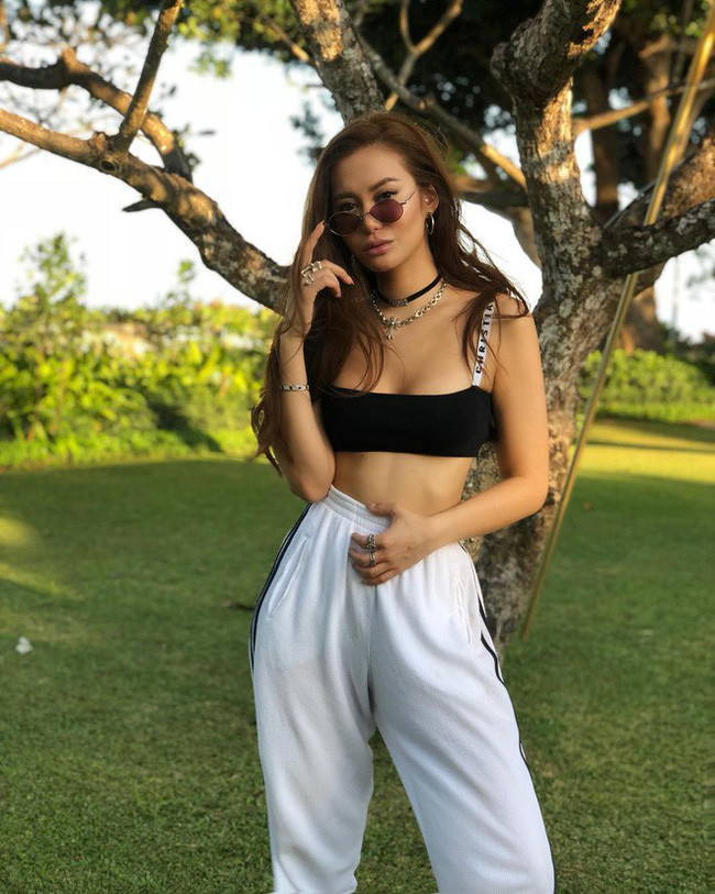 Ái nữ bốc lửa của tỷ phú Hong Kong: Là con dâu Thành Long, sống xa hoa, tiêu xài gia sản lớn - Ảnh 11. Ái nữ bốc lửa của tỷ phú Hong Kong: Là con dâu Thành Long, sống xa hoa, tiêu xài gia sản lớn - Ảnh 11.