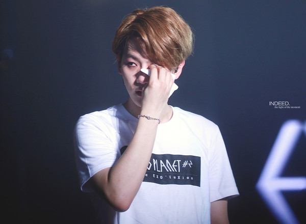 Xót xa những khoảnh khắc thần tượng Kpop kiệt sức ngã quỵ trên sân khấu ảnh 5 Baek Hyun rơi nước mắt xin lỗi khán giả trên sân khấu vì đã để vấn đề sức khoẻ ảnh hưởng đến tiết mục