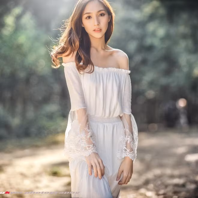 Ngỡ ngàng danh tính của cô gái xinh đẹp được chụp lén trên tàu ảnh 17