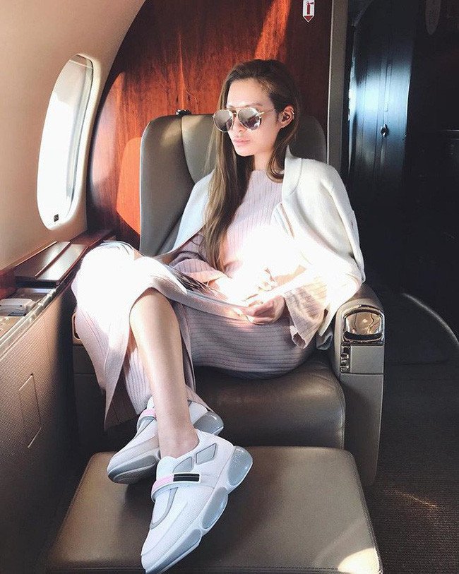 Ái nữ bốc lửa của tỷ phú Hong Kong: Là con dâu Thành Long, sống xa hoa, tiêu xài gia sản lớn - Ảnh 5. Ái nữ bốc lửa của tỷ phú Hong Kong: Là con dâu Thành Long, sống xa hoa, tiêu xài gia sản lớn - Ảnh 5.