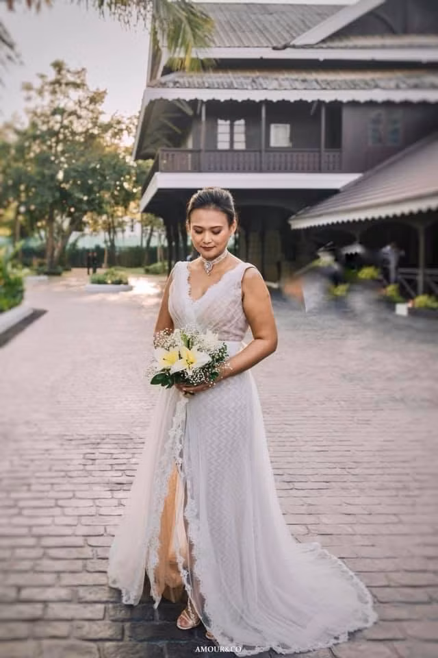 Thiri Thant Mon trong lễ cưới lần 2 của mình.