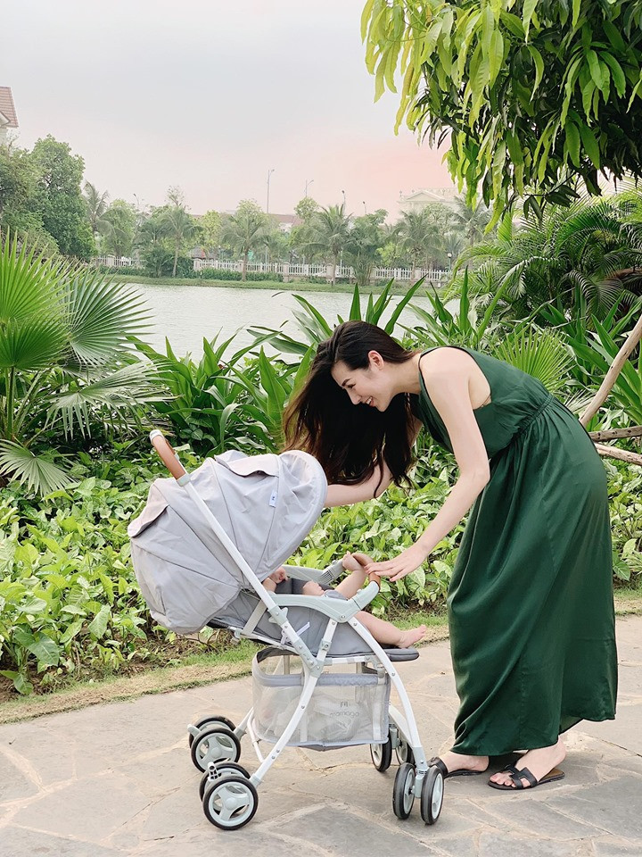 Á Hậu Tú Anh đưa con đi dạo cũng sang chảnh và xinh đẹp hết cỡ