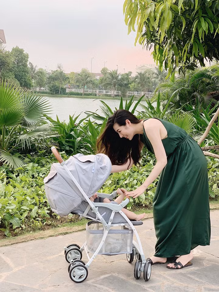 Á Hậu Tú Anh đưa con đi dạo cũng sang chảnh và xinh đẹp hết cỡ