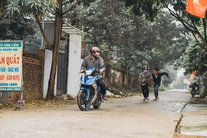 Bộ ảnh chân thực đến từng cảm xúc, 2 thanh niên tái hiện cảnh trộm chó và cái kết nhãn tiền