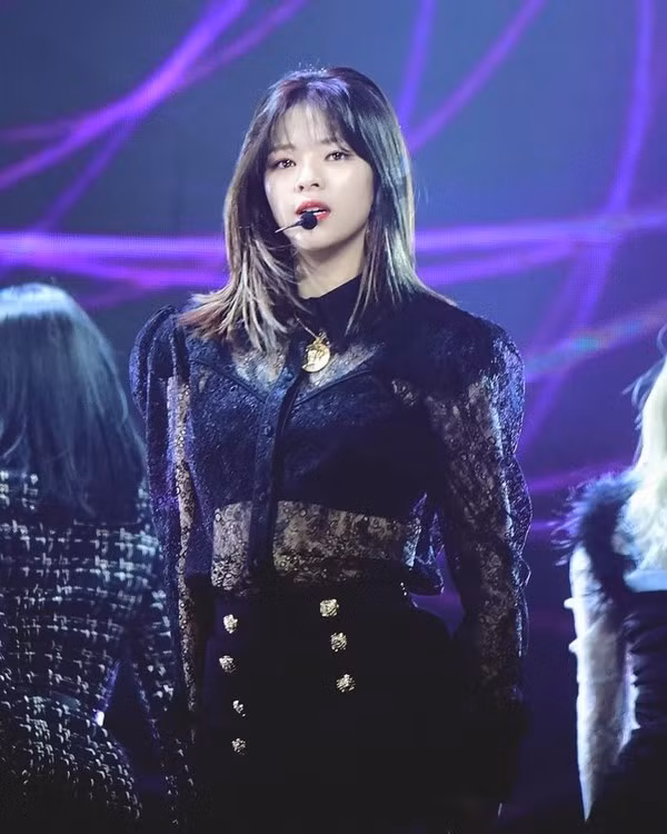 Jeong Yeon của TWICE đã có những bước nhảy mệt mỏi vì sức khoẻ có vấn đề