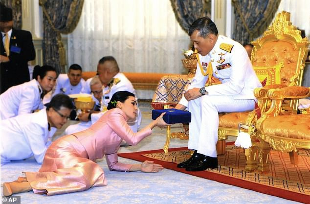 Đây là lý do vì sao trong buổi lễ sắc phong, tân Hoàng hậu Thái Lan phải quỳ rạp dưới chân chồng như thế này - Ảnh 3. Đây là lý do vì sao trong buổi lễ sắc phong, tân Hoàng hậu Thái Lan phải quỳ rạp dưới chân chồng như thế này - Ảnh 3.