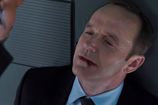 Phil Coulson –The Avengers: Đặc vụ Phil Coulson đã bị Loki giết chết trong bộ phim đầu tiên về biệt đội Avengers. Xuyên suốt hành trình của mình ở Giai đoạn 1, lòng trung thành và khiếu hài hước đã giúp anh chiếm được cảm tình của đông đảo người hâm mộ. Phil Coulson hi sinh khi chưa kịp xin chữ ký của Captain America – thần tượng của anh bấy lâu nay. Cái chết của anh là một phần động lực để Steve Rogers và biệt đội Avengers quyết tâm đánh bại Loki và binh đoàn Chitauri trong trận chiến nảy lửa tại New York. 7 khoanh khac hi sinh xuc dong nhat lich su vu tru Marvel hinh anh 1