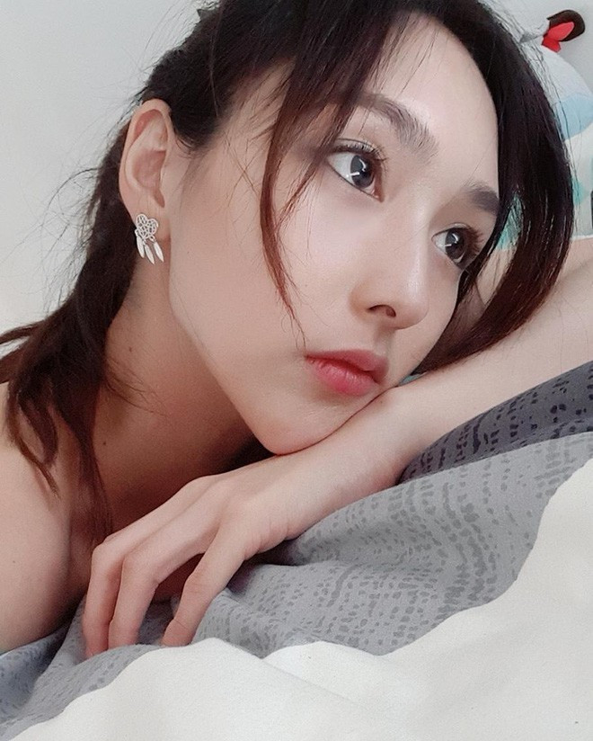 Ngỡ ngàng danh tính của cô gái xinh đẹp được chụp lén trên tàu ảnh 14