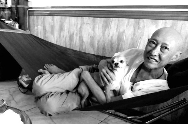 Rơi nước mắt với hình ảnh chú cún nhỏ buộc khăn tang trắng, quanh quẩn không rời bên linh cữu cố nghệ sĩ Lê Bình - Ảnh 10. Rơi nước mắt với hình ảnh chú cún nhỏ buộc khăn tang trắng, quanh quẩn không rời bên linh cữu cố nghệ sĩ Lê Bình - Ảnh 10.