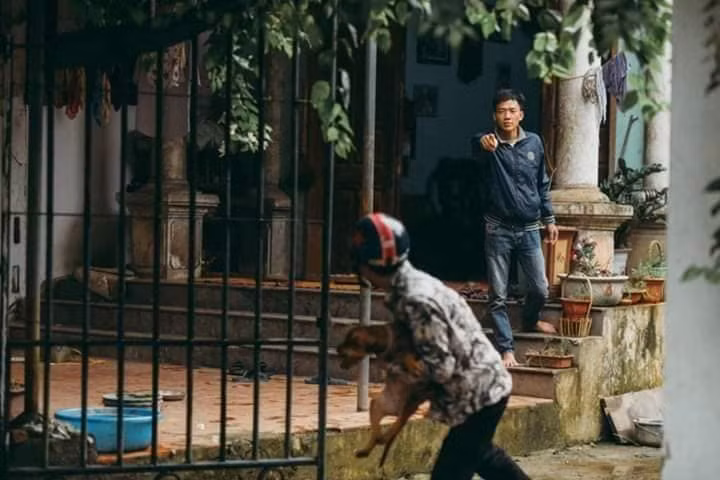 Bộ ảnh chân thực đến từng cảm xúc, 2 thanh niên tái hiện cảnh trộm chó và cái kết nhãn tiền