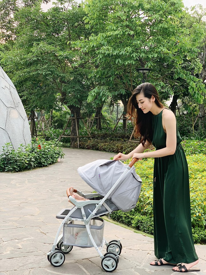 Á Hậu Tú Anh đưa con đi dạo cũng sang chảnh và xinh đẹp hết cỡ
