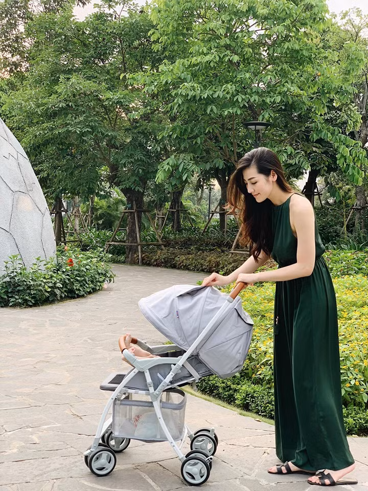 Á Hậu Tú Anh đưa con đi dạo cũng sang chảnh và xinh đẹp hết cỡ