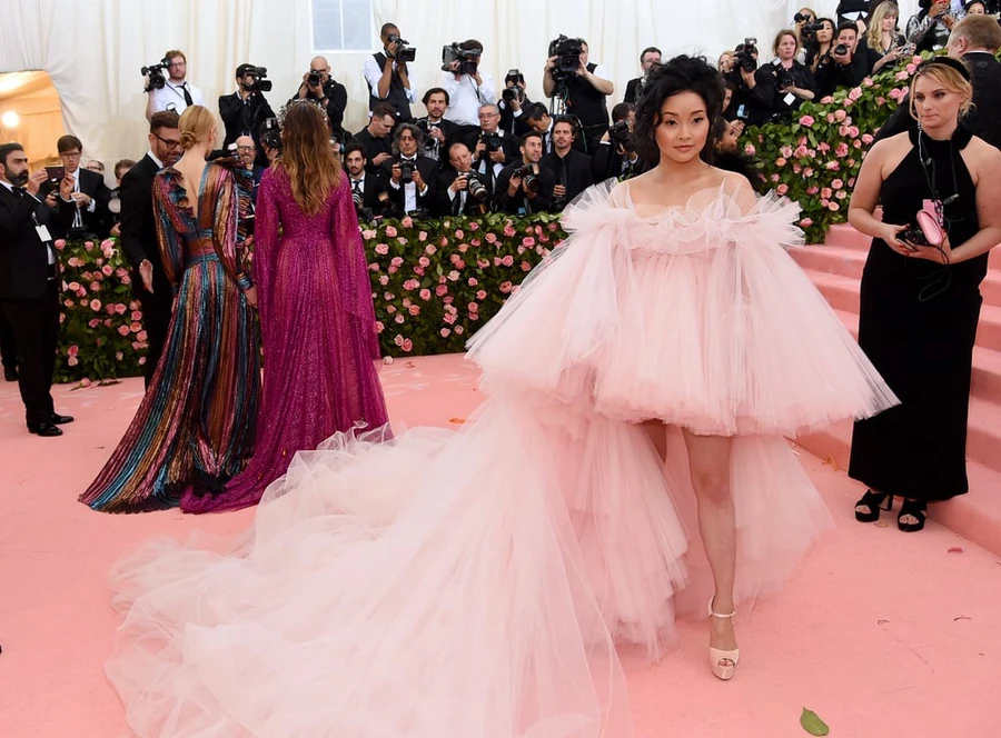 Lần đầu dự Met Gala, cô gái mồ côi gốc Việt tỏa sáng như viên kẹo ngọt 