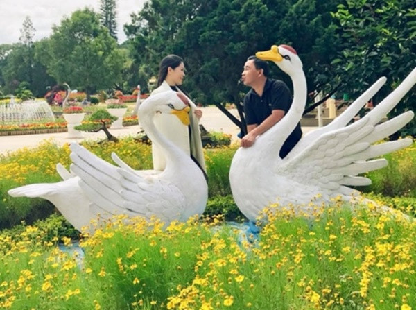 Ngưỡng mộ cuộc hôn nhân 13 năm ngọt ngào, hạnh phúc của MC Quyền Linh ảnh 2 Ngưỡng mộ cuộc hôn nhân 13 năm ngọt ngào, hạnh phúc của MC Quyền Linh và bà xã xinh đẹp-2