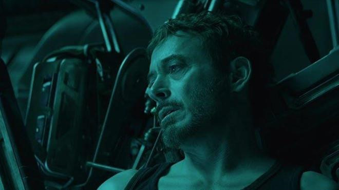 Tony Stark –Avengers: Endgame: Iron Man là người đã mở đầu cho kỷ nguyên siêu anh hùngMarvel, cũng là người đặt dấu chấm hết cho một giai đoạn huy hoàng của vũ trụ điện ảnh này. Anh đã chấp nhận hi sinh để tiêu diệt Thanos cùng binh đoàn hùng mạnh của hắn trong Endgame. Người Sắt sẽ không bao giờ được dùng bữa tối với Pepper Potts hay chúc cô con gái Morgan Stark ngủ ngon vào mỗi đêm nữa. Xúc động, tiếc nuối và biết ơn, đó là những cảm xúc mà khán giả dành cho khoảnh khắc nói lời từ biệt. Sau hành trình dài bảo vệ Trái đất và nhân loại, cuối cùng Tony Stark cũng đã được nghỉ ngơi, như lời cuối cùng mà Pepper Potts nói với anh. 7 khoanh khac hi sinh xuc dong nhat lich su vu tru Marvel hinh anh 7