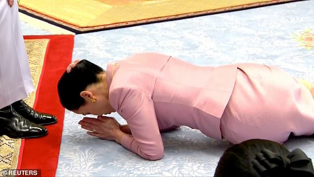 Đây là lý do vì sao trong buổi lễ sắc phong, tân Hoàng hậu Thái Lan phải quỳ rạp dưới chân chồng như thế này - Ảnh 2. Đây là lý do vì sao trong buổi lễ sắc phong, tân Hoàng hậu Thái Lan phải quỳ rạp dưới chân chồng như thế này - Ảnh 2.