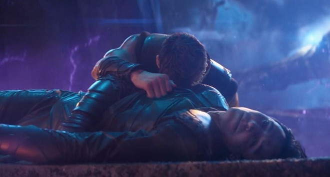 Loki – Avengers: Infinity War: Em trai của Thor đã bị Thanos giết chết ngay đoạn mở đầuAvengers 3. Loki thất bại trong việc đánh lừa gã Titan điên về khối Tesseract khiến hắn nổi giận và bẻ gãy cổ anh ngay trước mặt Thần Sấm. Thor bất lực và gào thét trong đau khổ khi tận mắt chứng kiến em trai chết thảm nhưng không thể làm được gì. Trước khi chết, Loki đã gieo vào lòng Thor niềm hy vọng rằng mọi chuyện sẽ ổn bằng câu thoại: “Em chắc chắn với anh, mặt trời sẽ chiếu sáng lên chúng ta một lần nữa”. 7 khoanh khac hi sinh xuc dong nhat lich su vu tru Marvel hinh anh 2