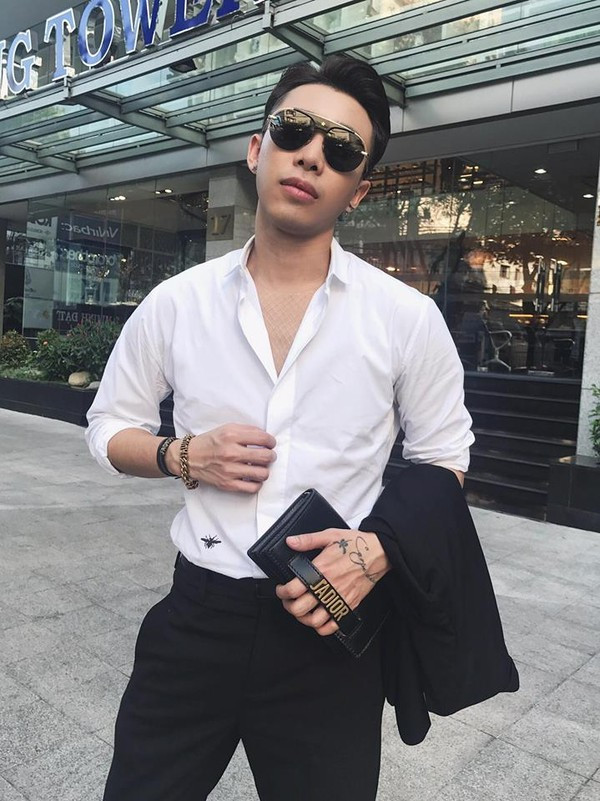 Stylist/Fashionisto Hoàng Ku không hổ dành là “Ông hoàng hàng hiệu” khi sở hữu rất nhiều thiết kế đắt tiền từ các nhà mốt danh giá. Chính điều đó, trong tủ quần áo của anh cũng xuất hiện mẫu J