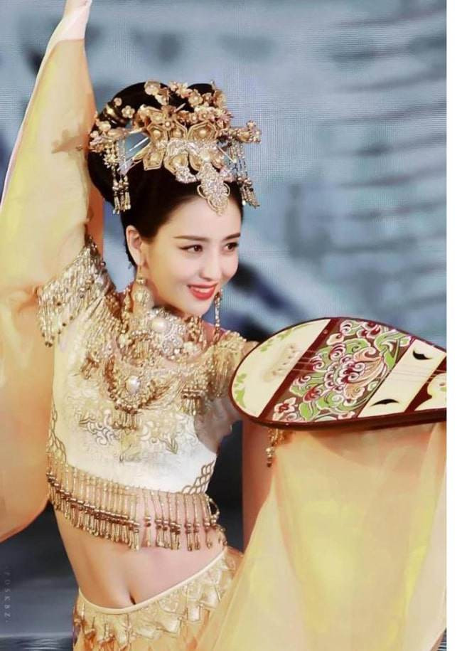 Nhan sắc “hoa nhường nguyệt thẹn” của các cô gái dân tộc thiểu số Trung Quốc ảnh 5 cac co gai dan toc thieu so trung quoc dep toi muc khien "hoa nhuong nguyet then" - 5