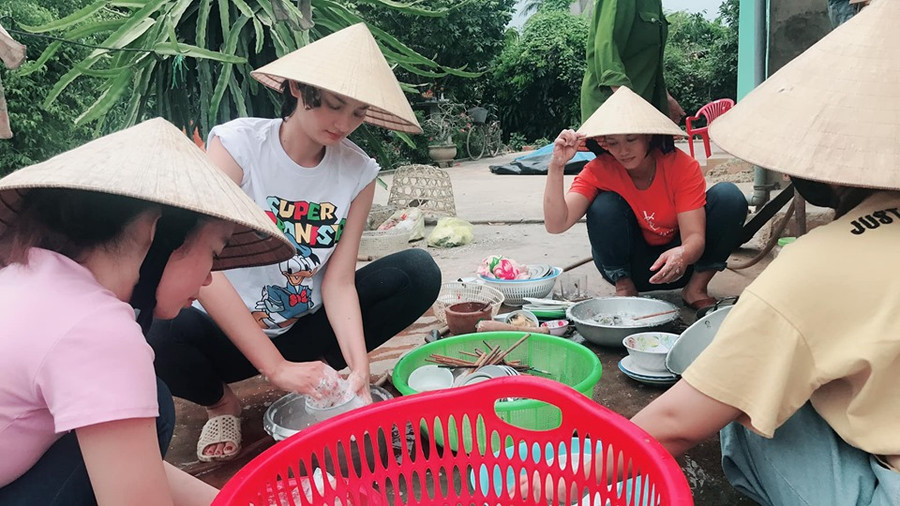 Chân dài Lê Thúy tất bật phơi thóc, rửa bát dịp lễ 30/4