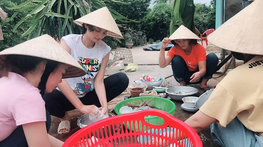 Chân dài Lê Thúy tất bật phơi thóc, rửa bát dịp lễ 30/4