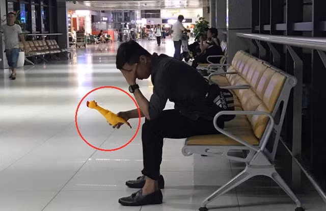 Thanh niên bay từ Hà Nội vào Đà Nẵng chỉ để trả kỷ vật khó tin này cho bạn gái cũ?