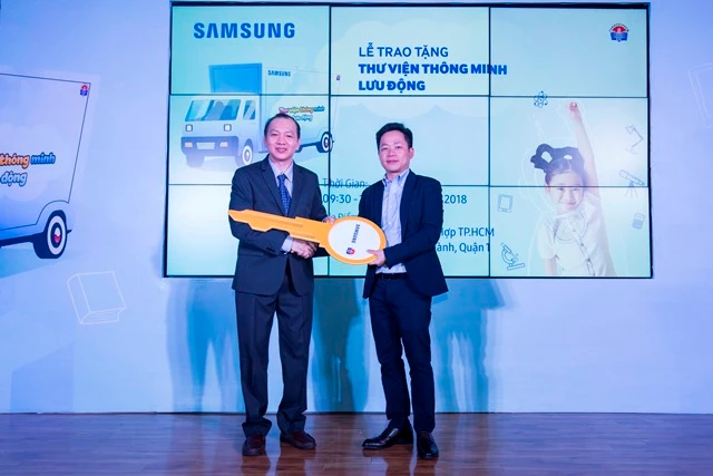 Ông Nguyễn Trí Thông – Giám đốc Truyền thông của Samsung Vina trao “chìa khoá” Thư viện thông minh lưu động cho đại diện Thư viện Khoa học Tổng hợp TPHCM