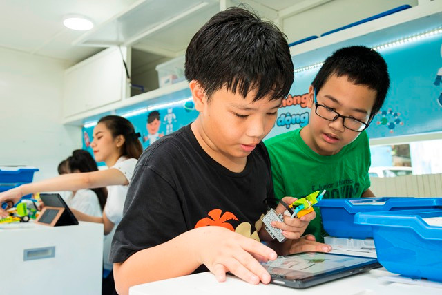 Các em học sinh trải nghiệm các tiện ích trên Thư viện thông minh lưu động