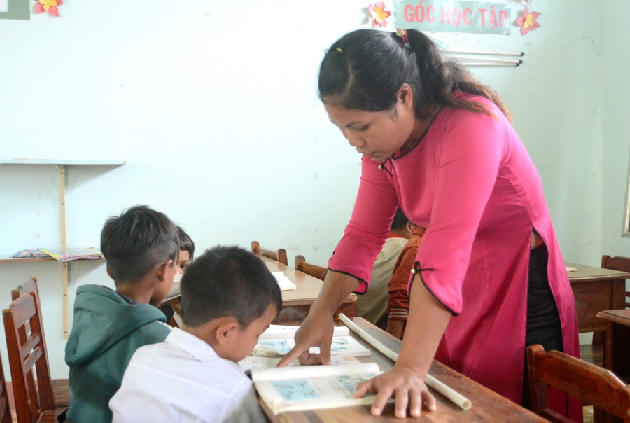 Các giáo viên rèn tiếng Việt cho các em học sinh