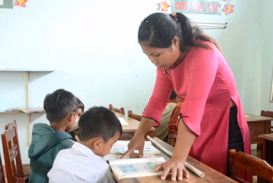 Các giáo viên rèn tiếng Việt cho các em học sinh