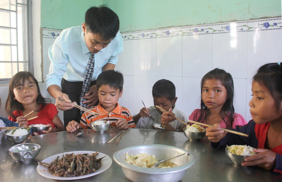 Bữa ăn đơn sơ của các em học sinh nới đây